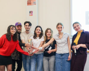 Le groupe gagnant du "pitch d'or" avec leur intervenant, l'auteur de BD Jim Bishop