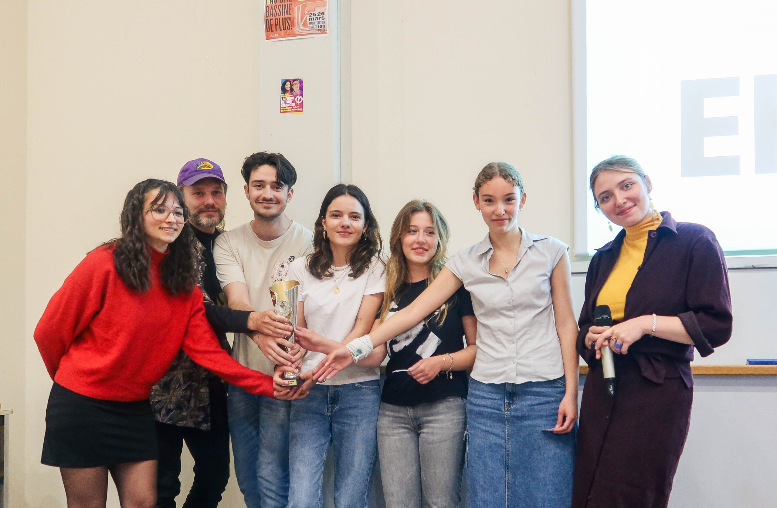 Le groupe gagnant du "pitch d'or" avec leur intervenant, l'auteur de BD Jim Bishop