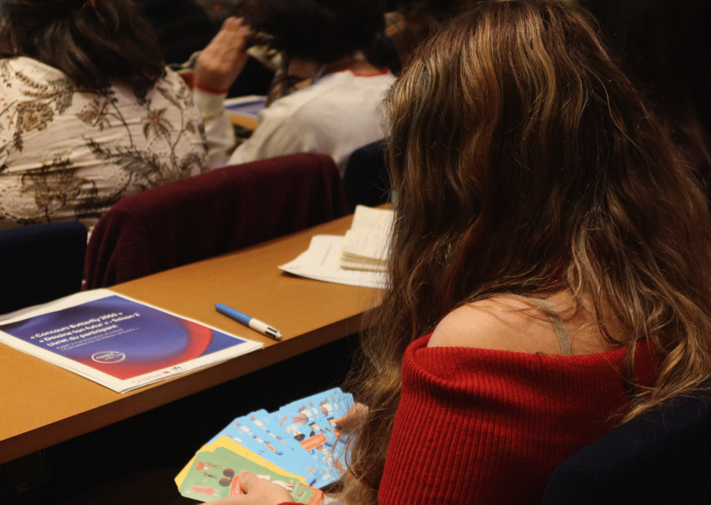 Une participante au concours Butterfly joue au jeu de cartes de la Cité