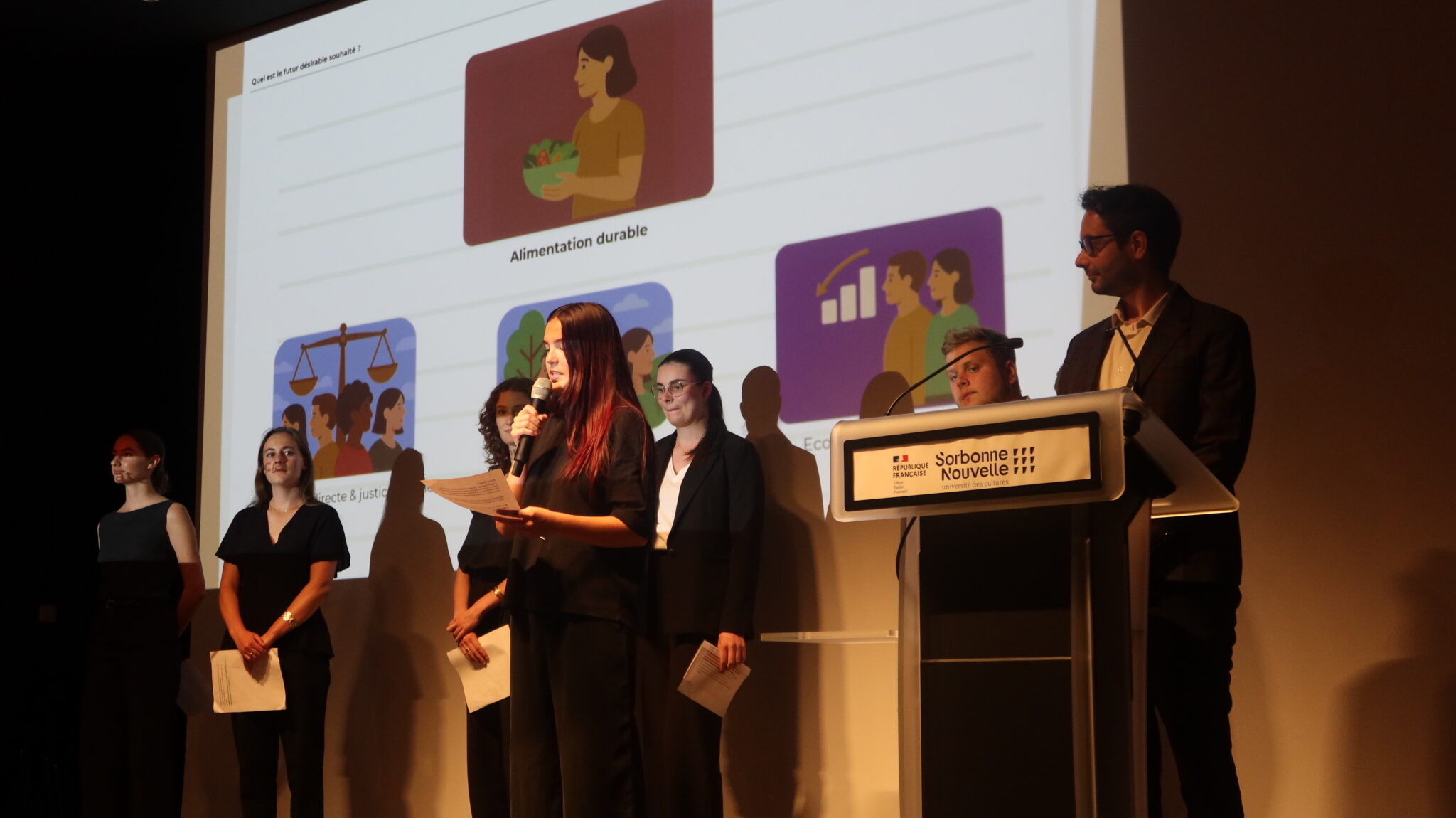 Le groupe "Opération France 2050" putche son projet au jury, le 3 juillet 2025