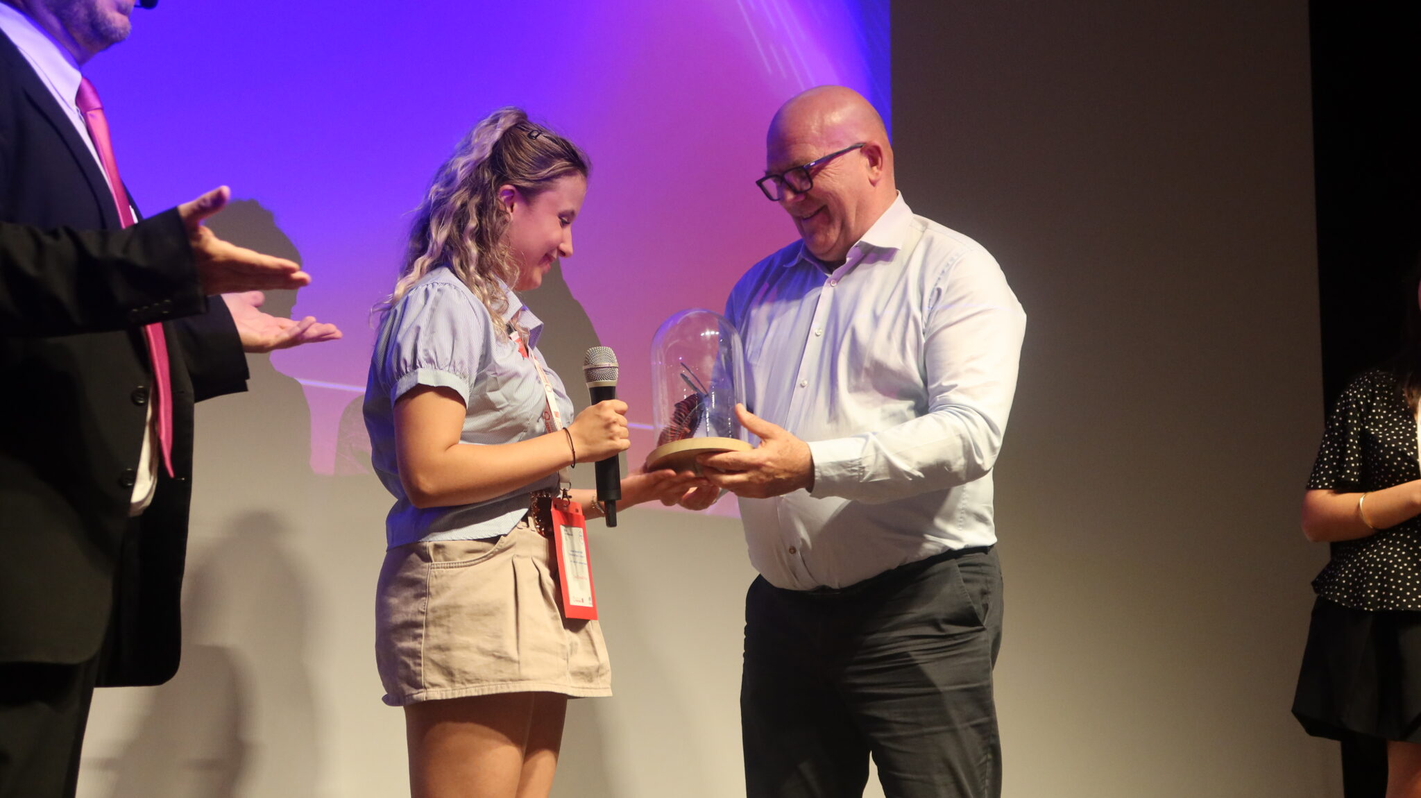 Remise du prix "coup du coeur du jury" à Enea, représentante du groupe Insomnia