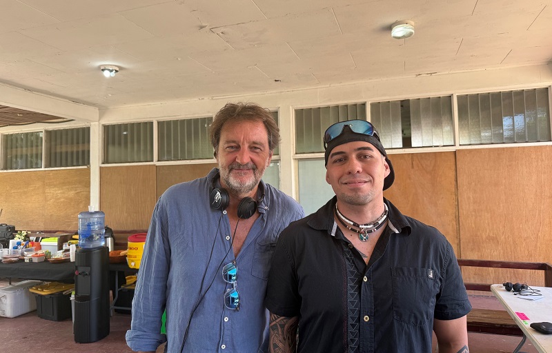 Franck Philippon (à gauche) et Toarii Pouira (à droite), scénaristes de la série Oro (2026)