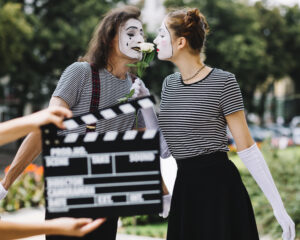 Mimes qui se tiennent la main